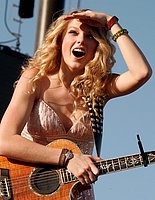 Hot-sexy-celeb-paparazzi-shootings-Taylor-Swift